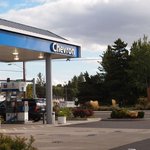 Chevron gas station bend or