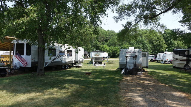 Bear Cave RV Resort Thousand Trails photo 2